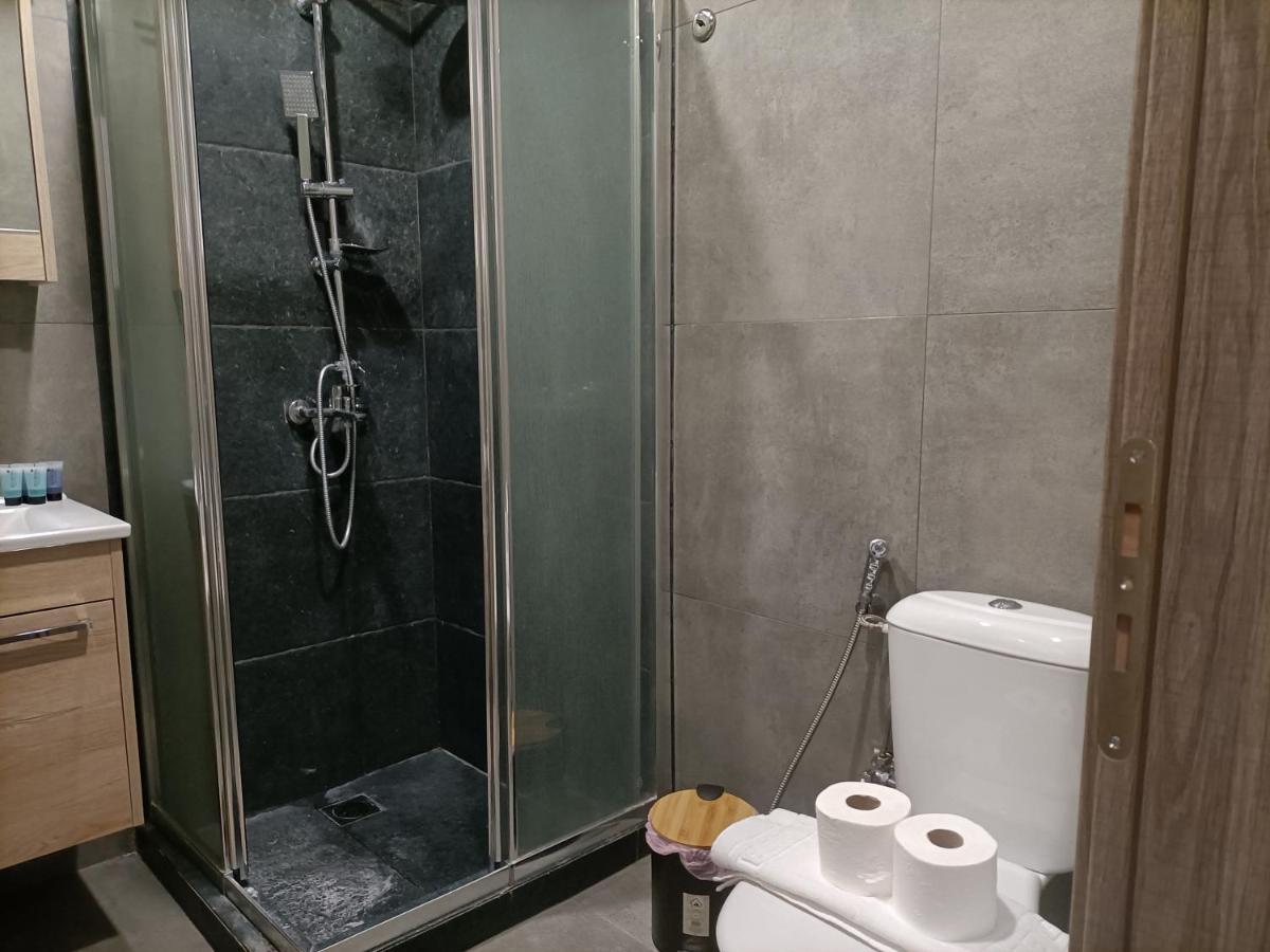 Modern Comfy Apartment Атина Екстериор снимка
