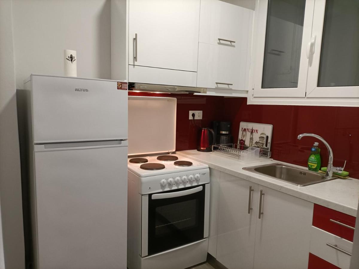 Modern Comfy Apartment Атина Екстериор снимка