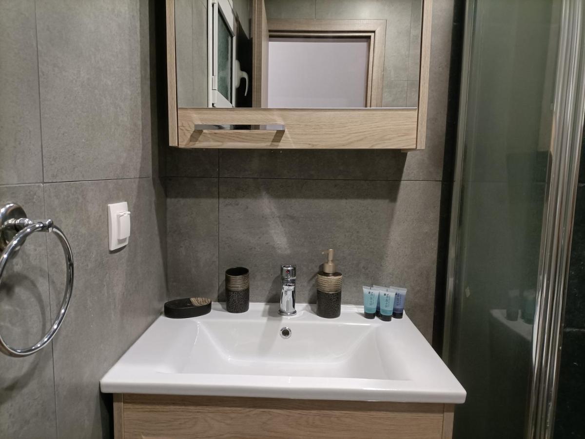 Modern Comfy Apartment Атина Екстериор снимка