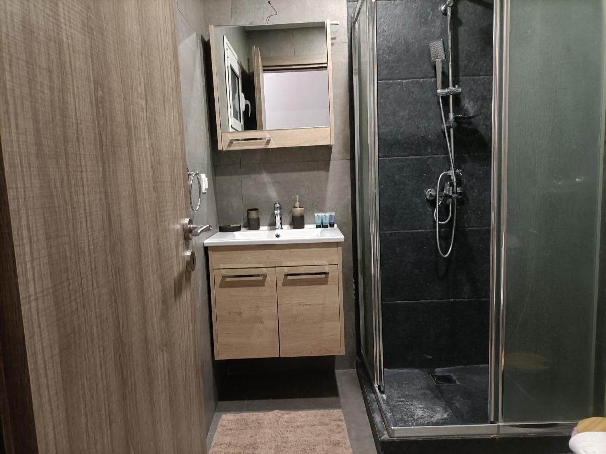 Modern Comfy Apartment Атина Екстериор снимка