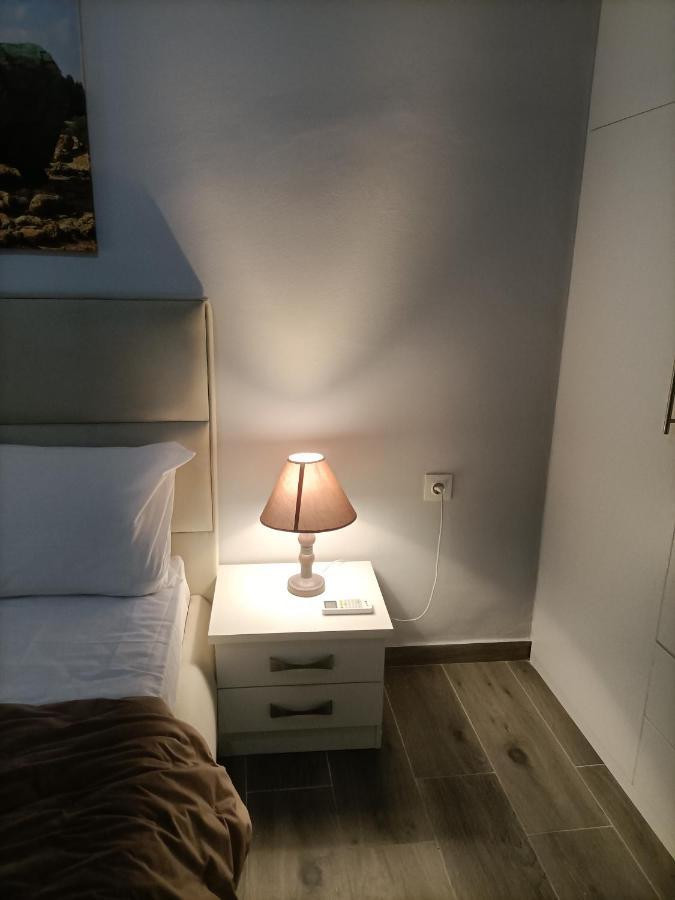 Modern Comfy Apartment Атина Екстериор снимка